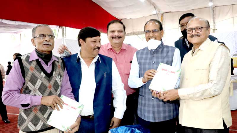 मुख्यमंत्री श्री चौहान ने कृषक जगत और कृषक दूत डायरी का विमोचन किया