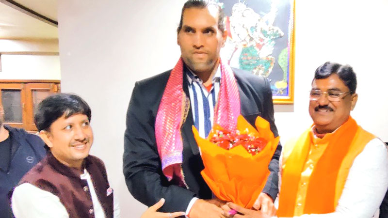 कृषि मंत्री श्री पटेल की पेशेवर पहलवान श्री खली से हुई सौजन्य भेंट