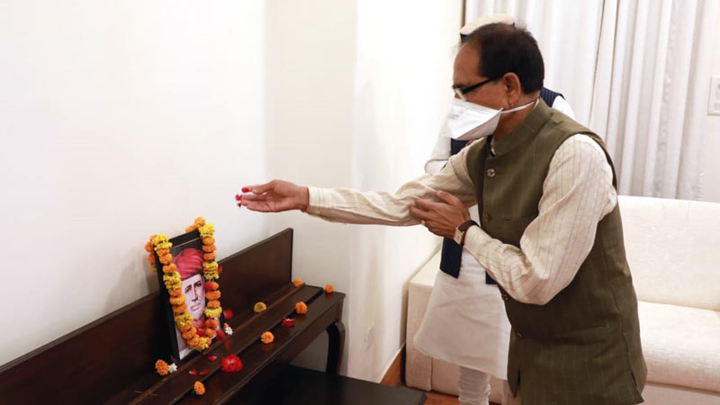मुख्यमंत्री श्री चौहान ने महात्मा ज्योतिबा फुले की जयंती पर उन्हें माल्यार्पण कर नमन किया