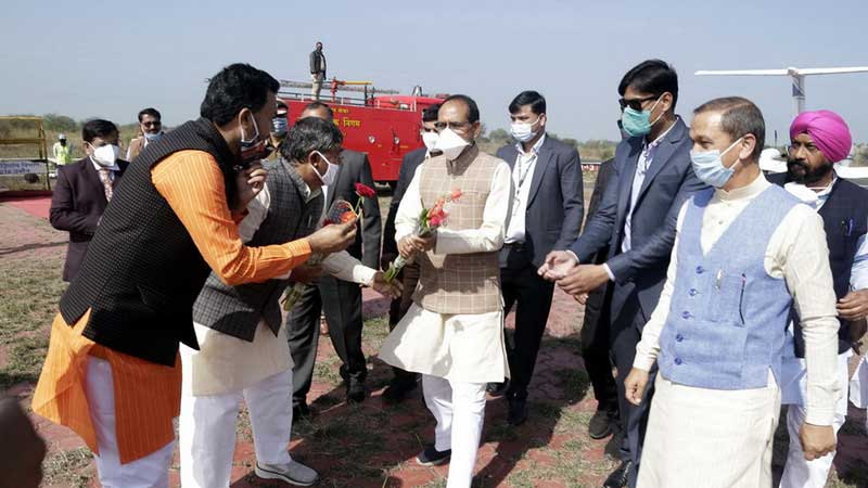 मुख्यमंत्री श्री शिवराज सिंह चौहान का उज्जैन हवाई पट्टी पर आत्मीय स्वागत