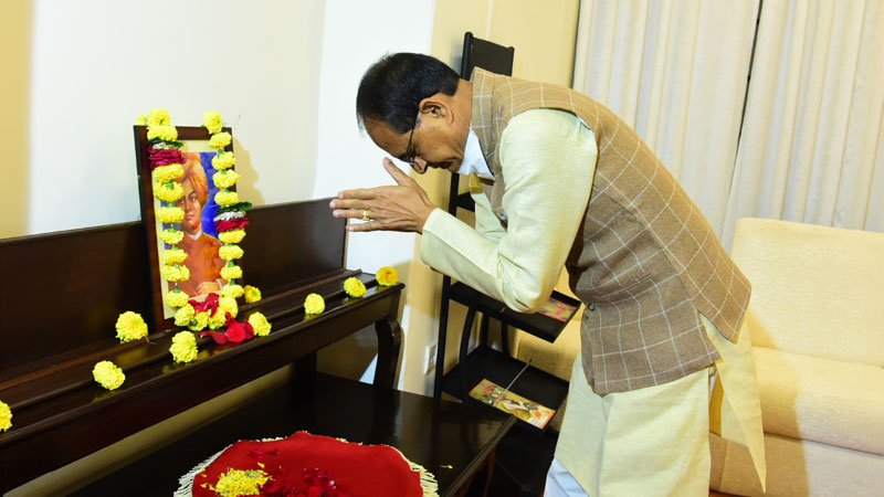 मुख्यमंत्री श्री चौहान ने युवा दिवस पर स्वामी विवेकानंद को नमन किया