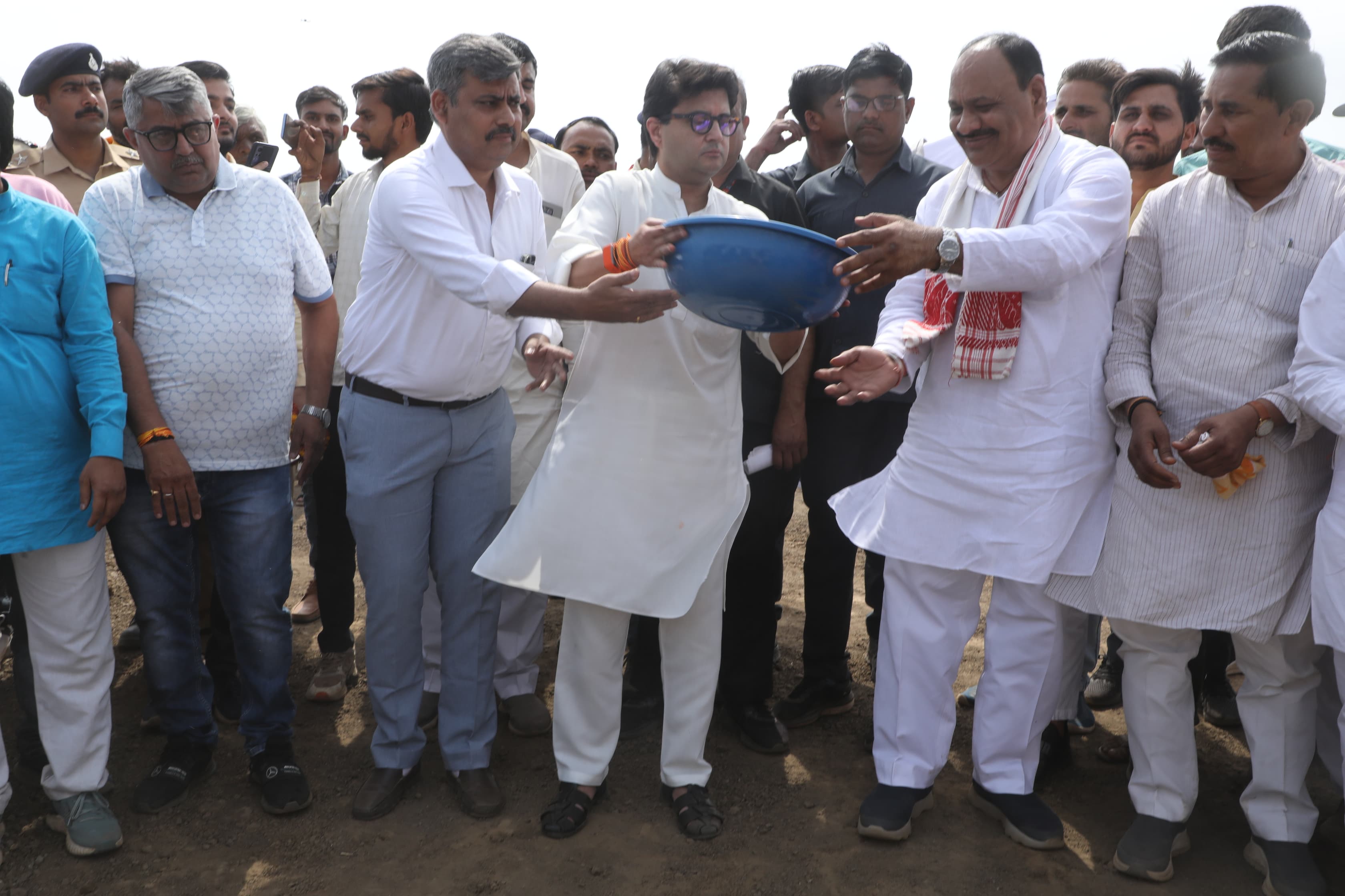 मुख्यमंत्री डॉ. यादव द्वारा जल गंगा संवर्धन अभियान में जो कदम उठाये गये हैं, वह सराहनीय हैं : केन्द्रीय मंत्री श्री सिंधिया