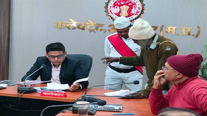 जनसुनवाई में कलेक्टर ने 56 आवेदन पत्रों में की सुनवाई