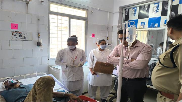 बस और ऑटो की टक्कर से दुर्घटना में घायल मरीजो से जिला अस्पताल पहुंच कलेक्टर व एसपी ने जानी कुशलक्षेम