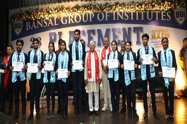 माता-पिता के संस्कार और गुरूओं से प्राप्त ज्ञान के प्रति सदैव रहें कृतज्ञ : राज्यपाल श्री पटेल