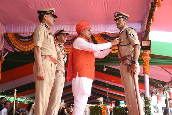 मुख्यमंत्री डॉ. यादव ने उत्कृष्ट सेवाओं के लिये पुलिसकर्मियों को किया सम्मानित
