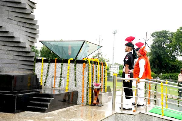 मुख्यमंत्री डॉ. यादव ने शौर्य स्मारक पर शहीदों को नमन किया