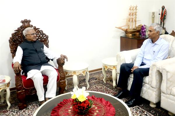 राज्यपाल श्री मंगुभाई पटेल से मुख्य सचिव श्री अनुराग जैन ने की सौजन्य भेंट