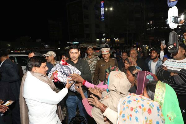 CM Dr. Yadav Visits Bhopal Night Shelters and Distributes Blankets to the Needy