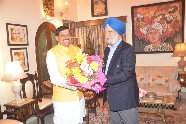 मुख्यमंत्री डॉ. मोहन यादव की केंद्रीय मंत्री श्री हरदीप सिंह पुरी से सौजन्य भेंट