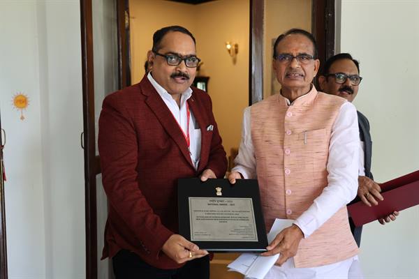 मुख्यमंत्री श्री चौहान से नि:शक्तजन आयुक्त ने भेंट की