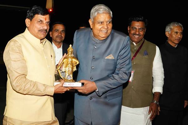 Governor Shri Patel and Chief Minister Dr. Yadav bid farewell to Vice President Shri Dhankhar