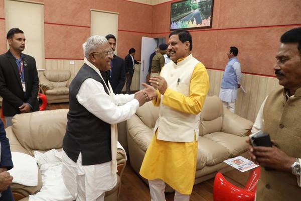 इंदौर एयरपोर्ट पर राज्यपाल से मिले मुख्यमंत्री डॉ. यादव