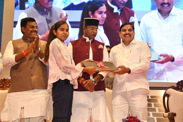 प्रतिभावान विद्यार्थियों को लैपटॉप उपलब्ध कराने से प्रदेश के उज्जवल भविष्य की संभावनाएं अधिक सशक्त होंगी - मुख्यमंत्री डॉ. यादव