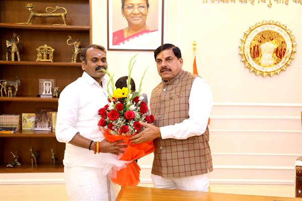 मुख्यमंत्री डॉ. यादव से केन्द्रीय राज्य मंत्री डॉ. एल. मुरूगन और श्री आठवले ने की भेंट