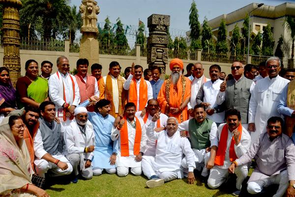 मुख्यमंत्री डॉ. यादव की मध्यप्रदेश भवन में नवनिर्वाचित लोकसभा सदस्यों से सौजन्य भेंट