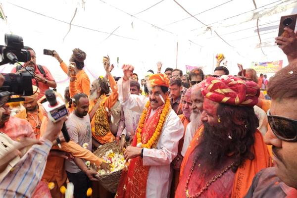 मुख्यमंत्री डॉ. यादव ने अखिल भारतीय अखाड़ा परिषद अध्यक्ष श्री रविंद्र पूरी जी महाराज और साधु संतो पर पुष्प-वर्षा कर खेली होली
