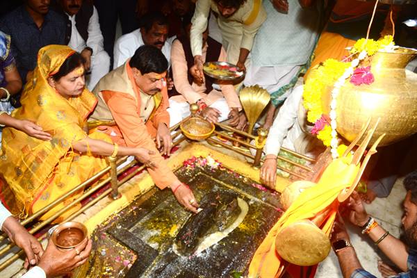 मुख्यमंत्री डॉ.यादव ने महाशिवरात्रि पर उज्जैन जिले के दंगवाड़ा में बोरेश्वर महादेव का लिया आशीर्वाद