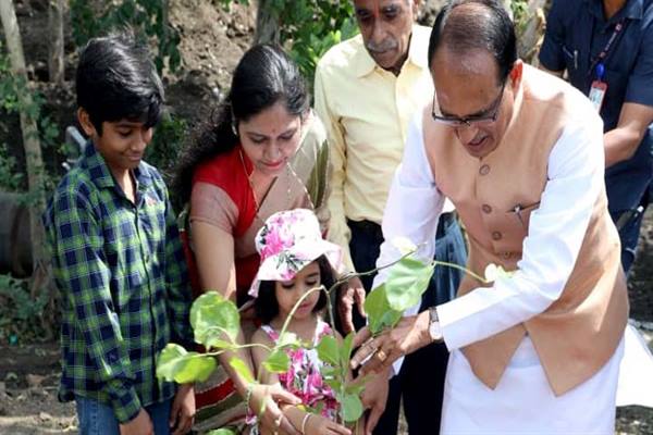 मुख्यमंत्री श्री चौहान ने बरगद, अमरूद और करंज के पौधे लगाए