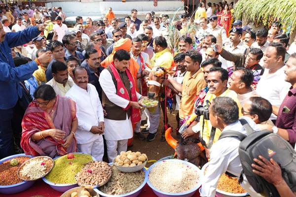 CM Dr. Yadav visits Tilkeshwar Gau-Seva Sadan on the occasion of Govardhan Puja festival