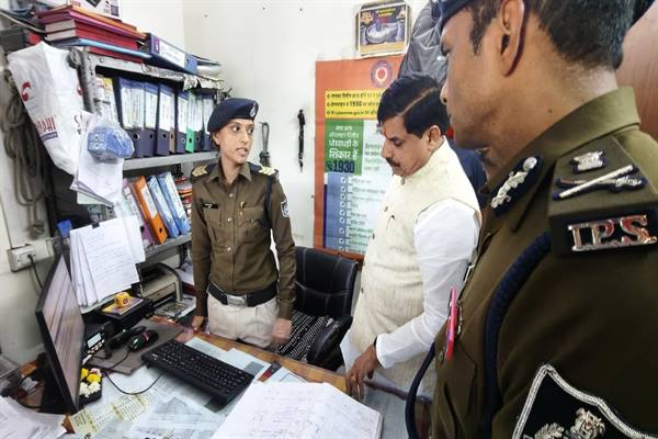CM Dr. Yadav Makes Surprise Inspection of MG Road Police Station