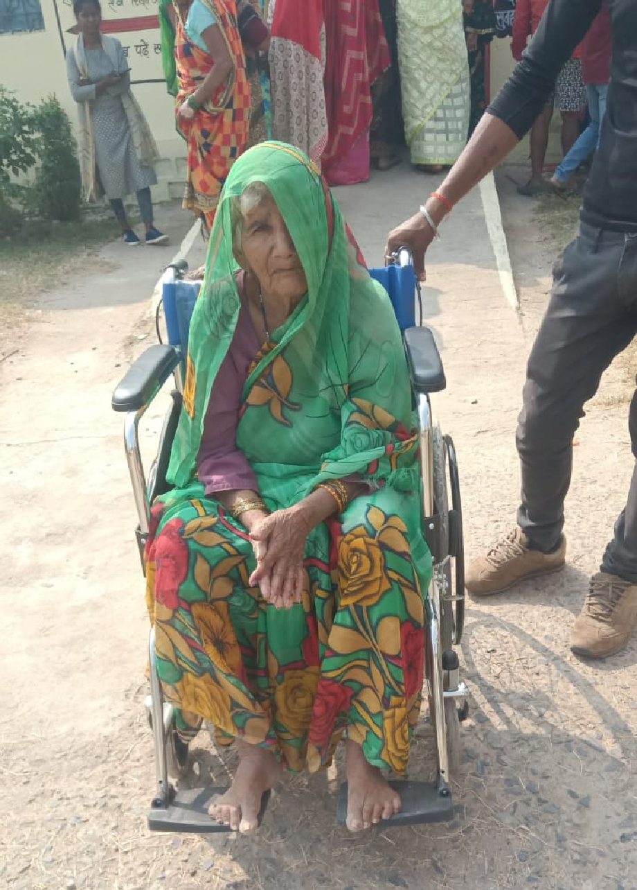 वरिष्ठ और दिव्यांग मतदाताओं ने मतदान करने में दिखाया उत्साह