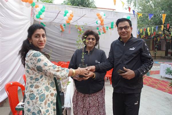 रंगोली बनाकर और तुलसी के पौधे वितरित कर मतदाताओं को लोकतंत्र के महापर्व की दी बधाई