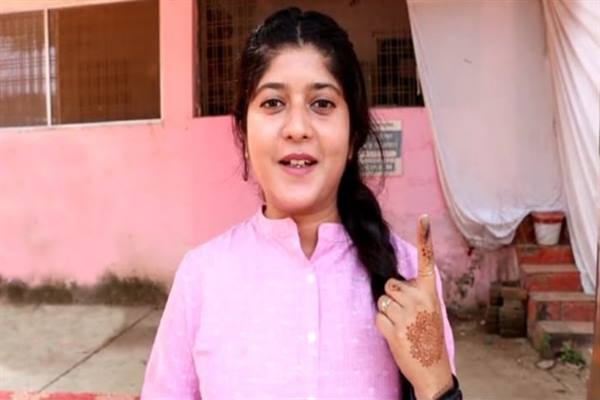 दुबई से आकर प्रियंका ने किया मतदान