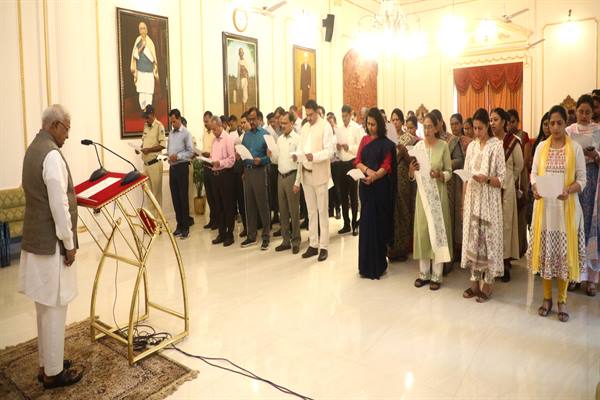 Governor Shri Mangubhai Patel Sings Vande Mataram With Officers and Employees
