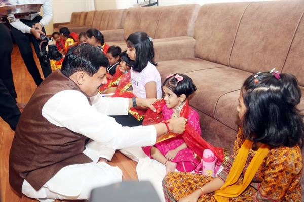 मुख्यमंत्री डॉ. यादव ने कन्या-पूजन और कन्या-भोज की सनातन परंपरा का किया पालन