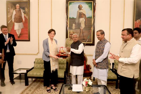 राज्यपाल श्री पटेल से ब्रिटिश उप उच्चायुक्त सुश्री स्कॉट की सौजन्य भेंट