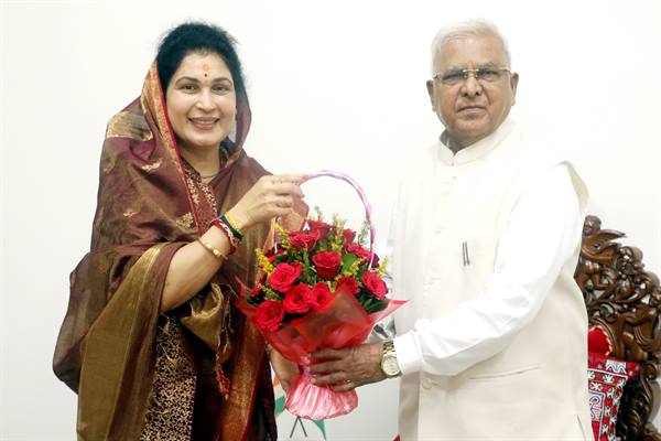 Governor Shri Patel Extends Birthday Greetings to Minister of State Smt. Gaur