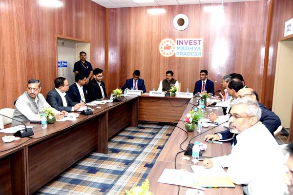 Cm Dr. Yadav engages in Roundtable Conference with Industrialist on Renewable Energy Opportunities