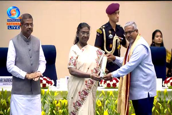 Minister of State for Skill Development and Employment Shri Tetwal Congratulates Shri Malviya on Winning National Teacher Award