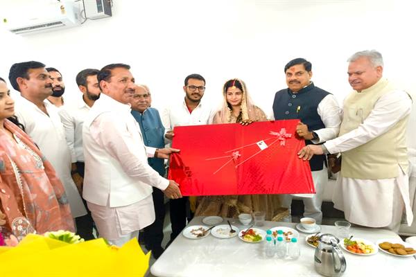  मुख्यमंत्री डॉ. यादव ने कृषि मंत्री के निवास पर पहुंचकर वर-वधू को दिया आशीर्वाद