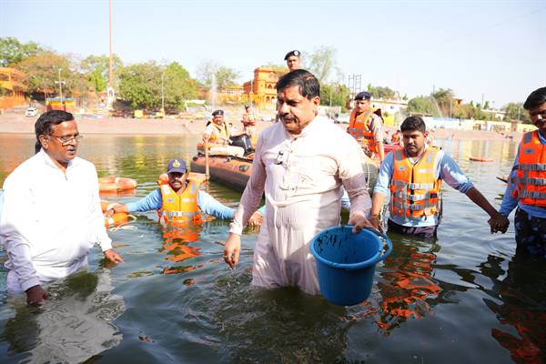 मुख्यमंत्री डॉ. यादव ने माँ क्षिप्रा के घाटों की सफाई कर जल गंगा संवर्धन अभियान में सहभागिता की