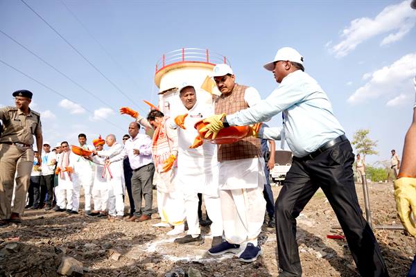 CM Dr. Yadav participates in Shramdaan with Jaldoots under Jal Ganga Samvardhan Abhiyan in Sarangpur, Rajgarh