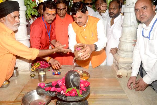 मुख्यमंत्री डॉ. यादव खाचरोद में स्वामी श्री निजानंद जी महाराज के आश्रम पहुंचे