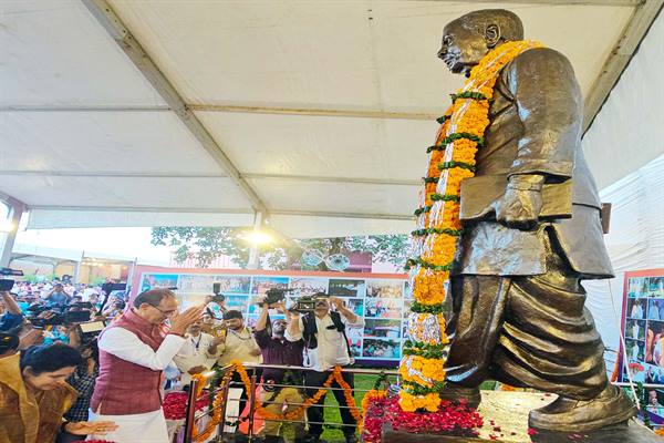 मुख्यमंत्री श्री चौहान ने पूर्व मुख्यमंत्री श्रद्धेय बाबूलाल गौर जी की प्रतिमा का किया अनावरण