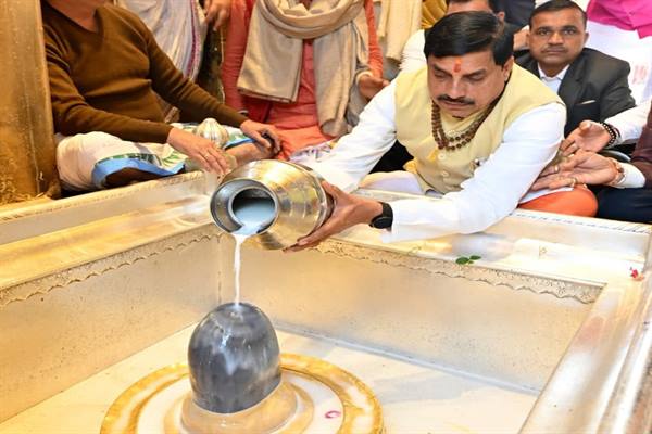 CM Dr. Yadav Offers Prayers at Kashi Vishwanath Temple