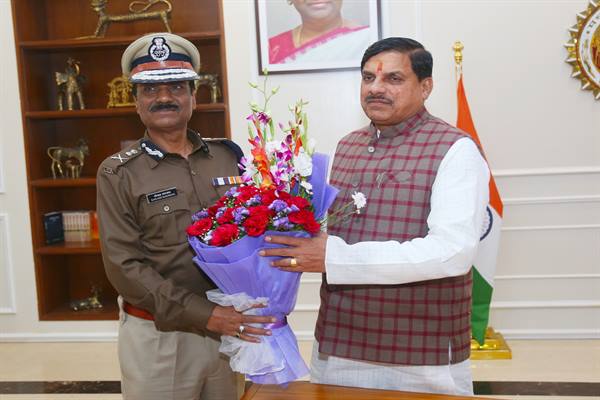 Newly appointed Director General of Police Shri Makwana visits CM Dr. Yadav