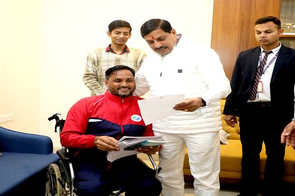 मुख्यमंत्री डॉ. यादव से मिले पद्मश्री सतेंद्र सिंह