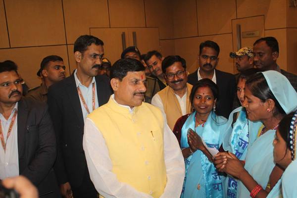 Chief Minister Dr. Yadav reviews preparations for the program to be held in the Dham with Bageshwar Dham Peethadheeshwar Jal Sahelis of the district meets the Chief Minister