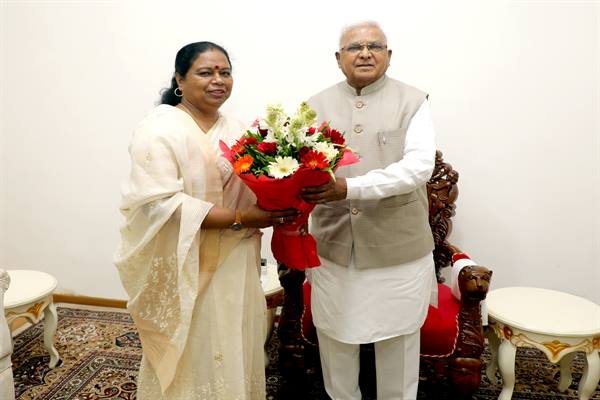 Governor Shri Patel congratulates Mayor Smt. Malti Rai