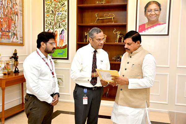 Executive Director of AIIMS Bhopal calls on Chief Minister Dr. Yadav