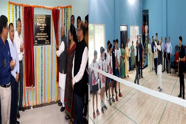 राज्यपाल श्री पटेल ने बेडमिंटन खेलकर नव-निर्मित कोर्ट का किया शुभारंभ