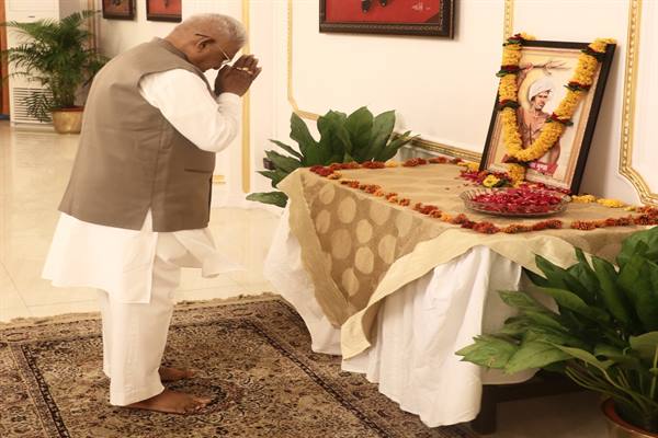 Governor Shri Mangubhai Patel Pays Tribute to Bhagwan Birsa Munda