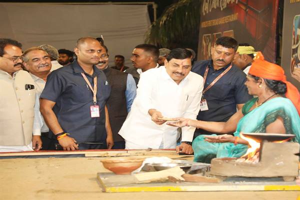 CM Dr. Yadav Interacts with Cooks at Ashoka Lake View Premises