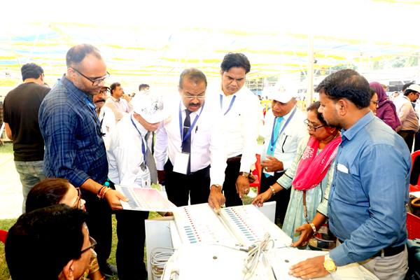 Delegations from Sri Lanka and Philippines observe voting material distribution process