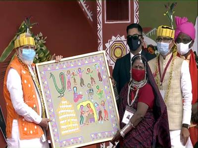पद्मश्री भूरी बाई ने की प्रधानमंत्री मोदी जी को अपनी कलाकृति भेंट 